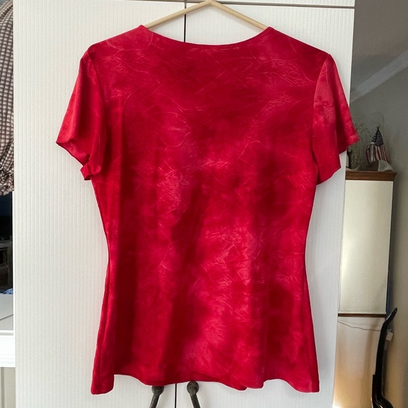 Nice Women Short Sleeve Shirt Red Great to wear for Christmas - Picture 2 of 3